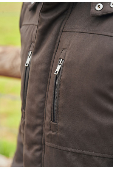 Zoom sur les poches poitrine de la parka KELLY marron.