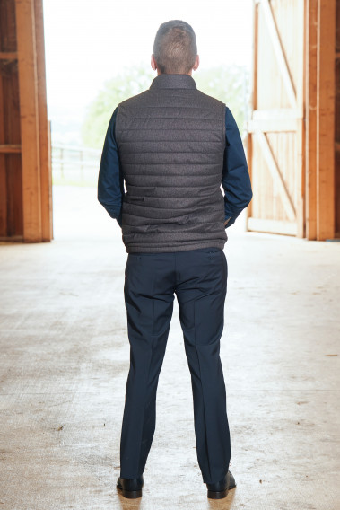 Homme de dos portant la doudoune sans manche KOS marron.