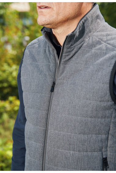 Zoom sur le col montant de la doudoune sans manche KOS grise.