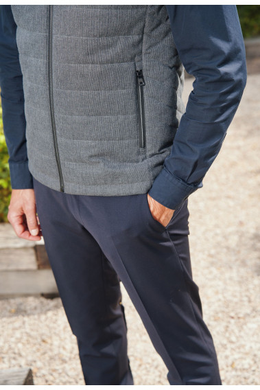 Zoom sur le bas de la doudoune sans manche KOS grise.