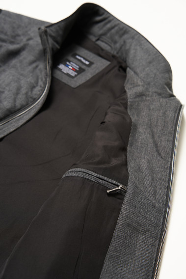 Zoom sur l'intérieur de la doudoune sans manche KOS grise. Elle comporte 2 poches intérieures.