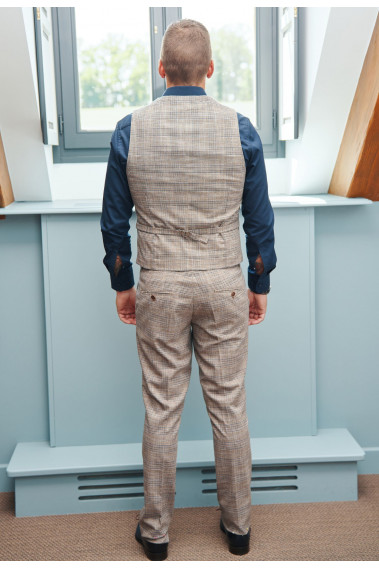 Homme de dos portant le pantalon LINCOLN carreaux marron. Il comporte 3 poches avant et 2 poches arrière.