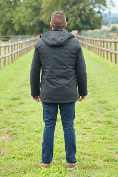 Homme de dos portant la parka OCTAVIA kaki.