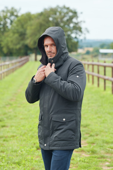 Homme portant la parka OCTAVIA kaki avec la capuche.