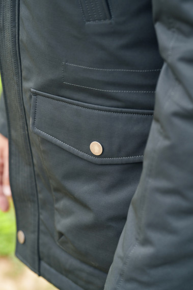 Zoom sur le bas de la parka OCTAVIA kaki.