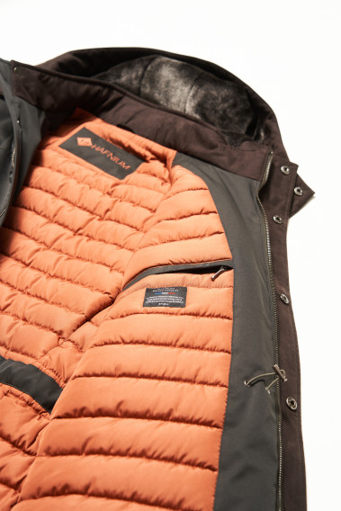 Zoom sur l'intérieur orange de la parka OCTAVIA kaki. 2 poches intérieures.