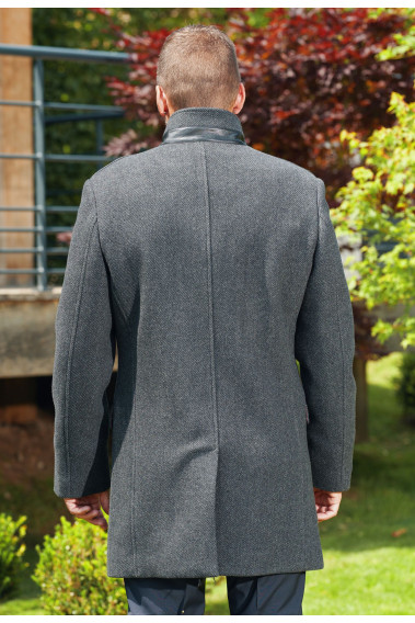 Homme de dos portant le manteau RAPHY gris.