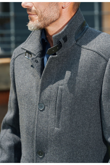 Zoom sur le col montant du manteau RAPHY gris.