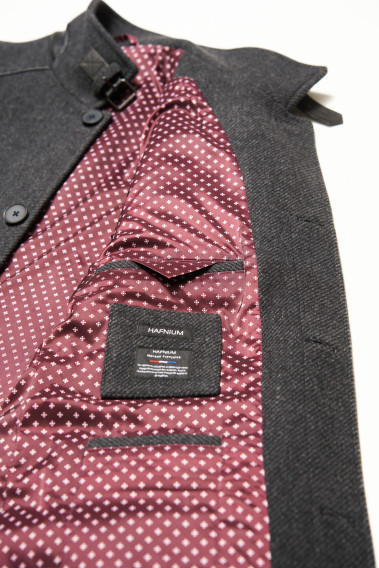 Zoom sur l'intérieur du manteau RAPHY gris. Il comporte 3 poches intérieures dont une pour le téléphone.