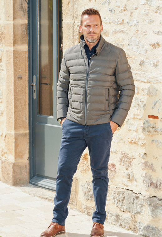 Homme portant la doudoune RIYA kaki. Elle comporte 2 poches verticales.