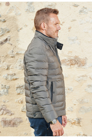 Homme de profil portant la doudoune RIYA kaki.