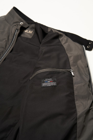 Zoom sur l'intérieur de la doudoune RIYA kaki. Elle comporte 2 poches poitrine  intérieures.