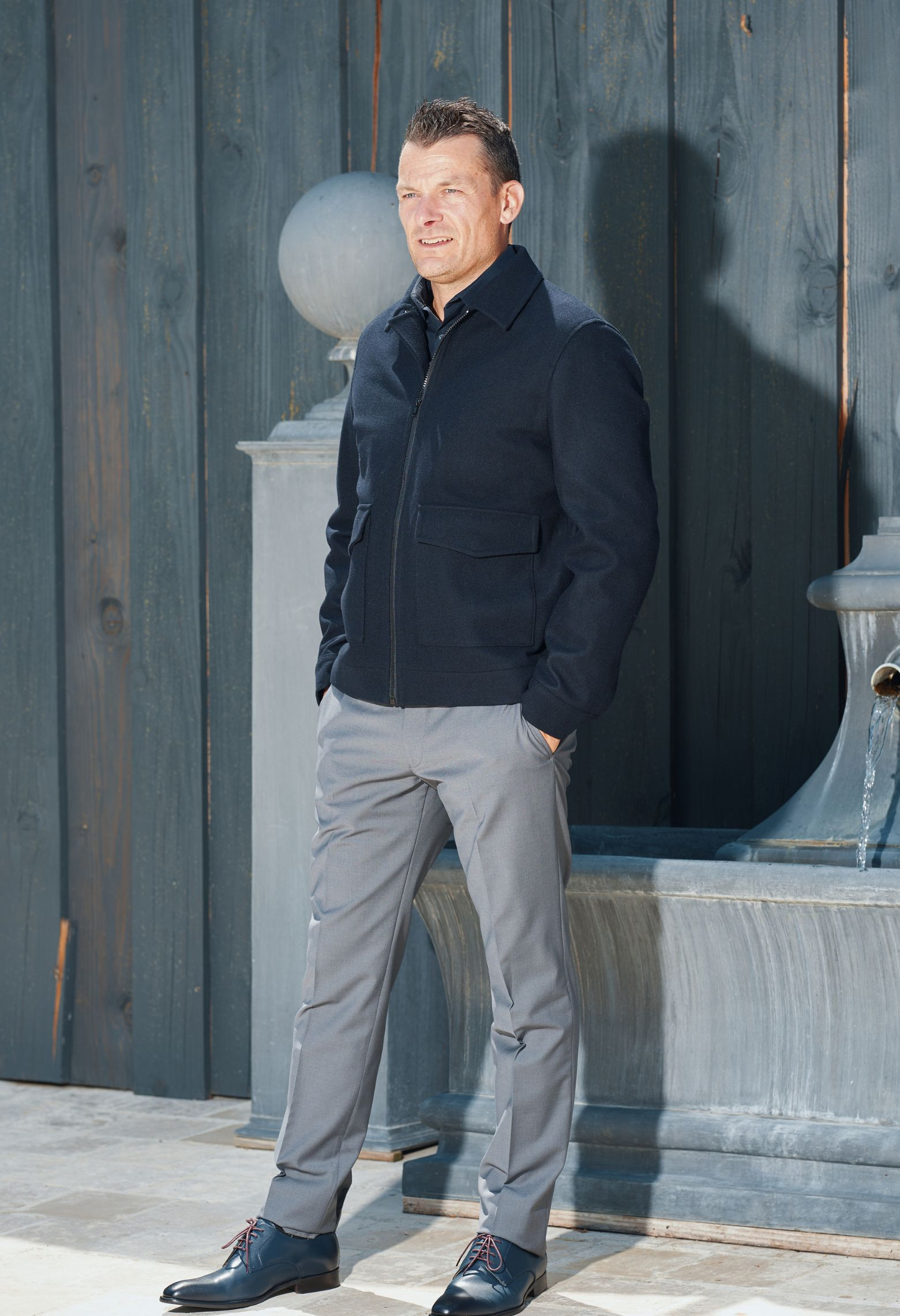 Homme portant le blouson SEPIA marine. Il comporte 2 poches à rabat.