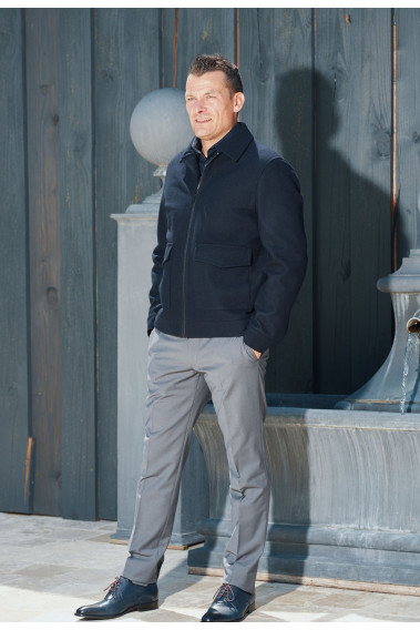 Homme portant le blouson SEPIA marine. Il comporte 2 poches à rabat.