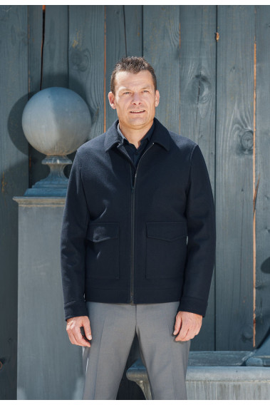 Homme portant le blouson SEPIA marine. Il comporte 2 poches à rabat.