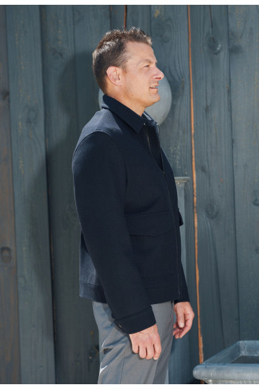 Homme de profil portant le blouson SEPIA marine.