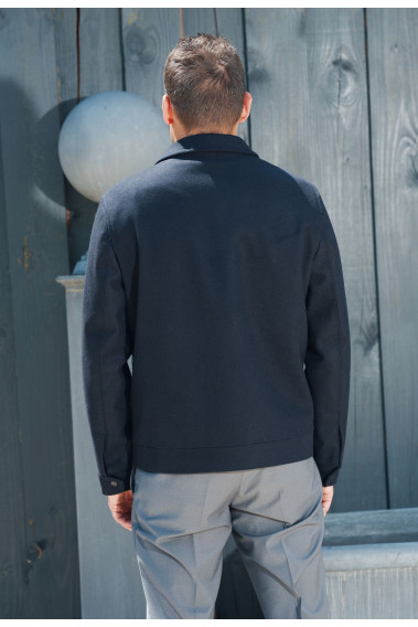 Homme de dos portant le blouson SEPIA marine.