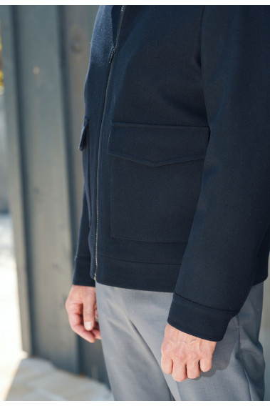 Zoom sur le bas du blouson SEPIA marine.