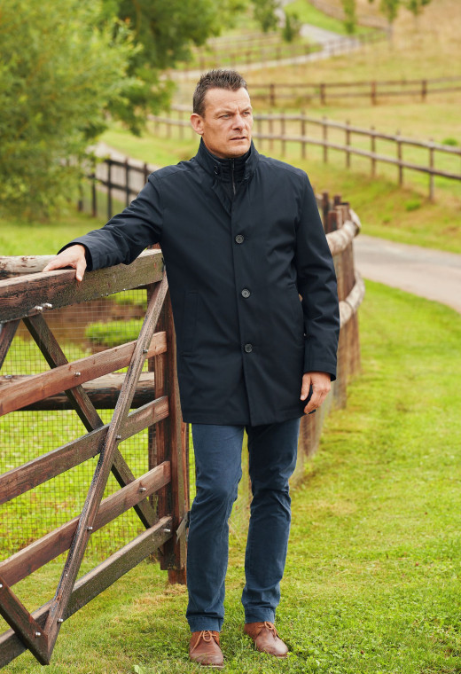 Homme portant le trench VIGGO marine. Elle comporte 2 poches.