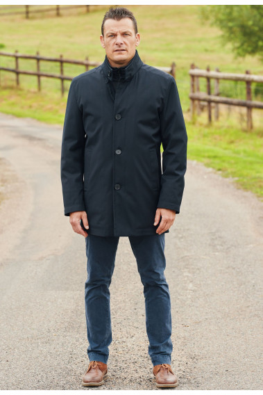 Homme portant le trench VIGGO marine. Elle comporte 2 poches.