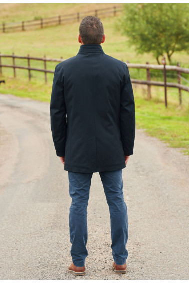 Homme de dos portant le trench VIGGO marine.