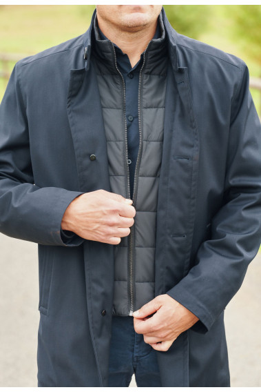 Zoom sur le faux gilet en nylon amovible du trench VIGGO marine.