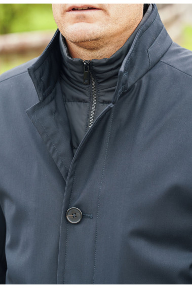 Zoom sur le col montant du trench VIGGO marine.