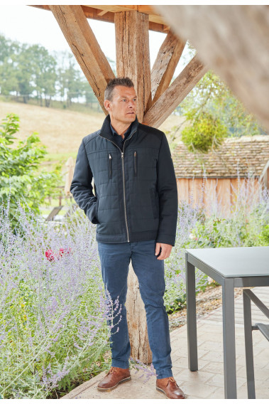 Homme portant le blouson XAIA marine. Il comporte 2 poches poitrines et 2 poches verticales.