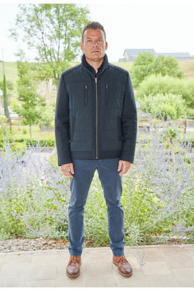 Homme portant le blouson XAIA marine. Il comporte 2 poches poitrines et 2 poches verticales.