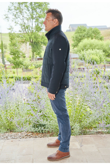 Homme de profil portant le blouson XIAIA marine.