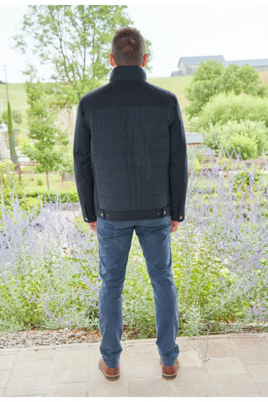 Homme de dos portant le blouson  XAIA marine.