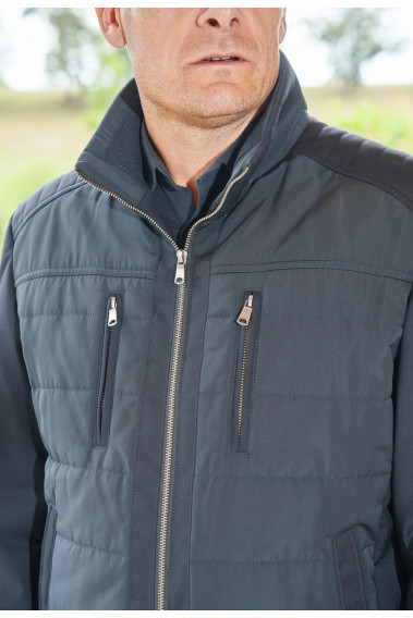 Zoom sur les poches poitrine du blouson XAIA marine.