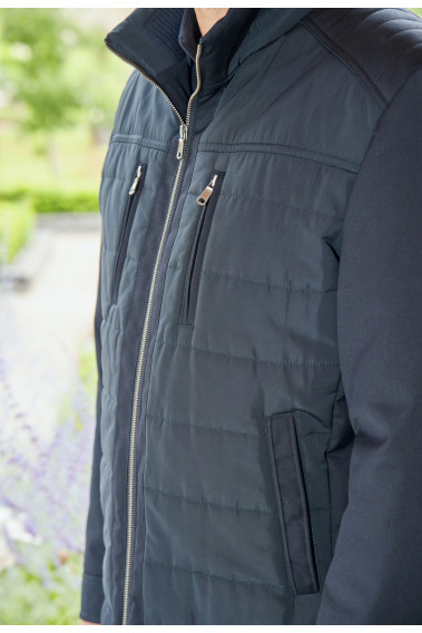 Zoom sur les poches poitrine du blouson XAIA marine.