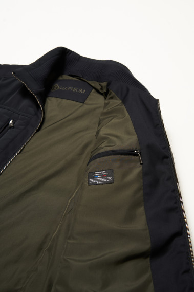 Zoom sur l'intérieur du blouson XAIA marine. Il comporte 2 poches intérieures.