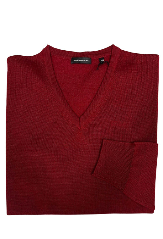 Pull col V rouge: coupe regular.