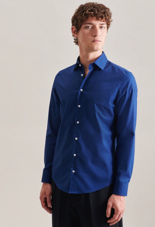 Homme portant la chemise slim bleu foncé. Elle est à manches longues.