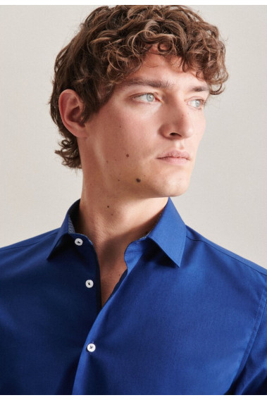 Zoom sur le col de la chemise slim bleu foncé.