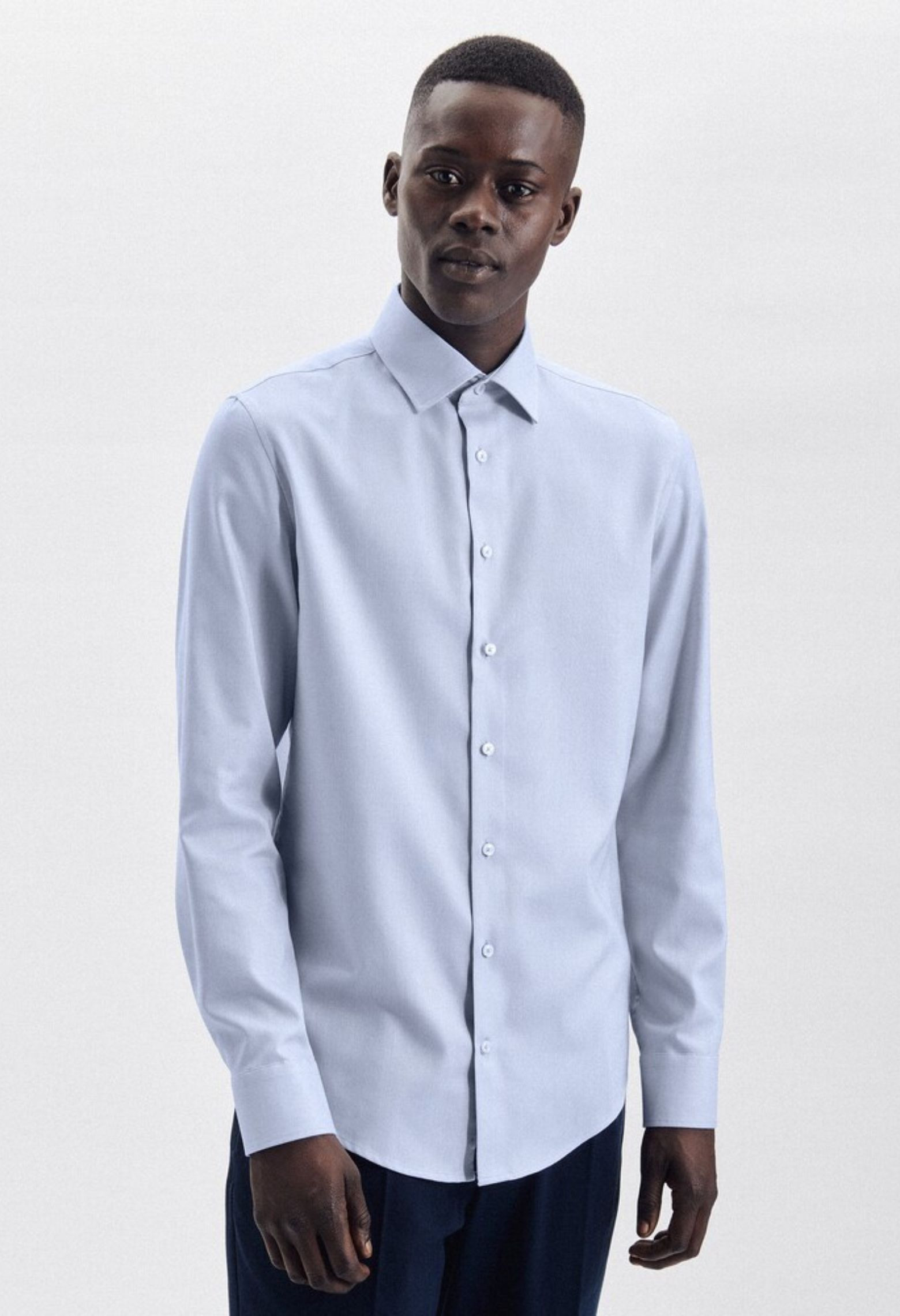 Homme portant la chemise slim armurée bleu. Elle est à manche longue.