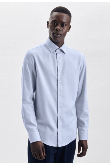 Homme portant la chemise slim armurée bleu. Elle est à manche longue.