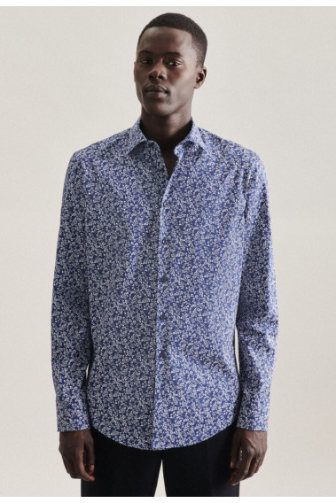 Homme portant la chemise slim liberty bleu. Elle est à manches longues et comporte des motifs florales.