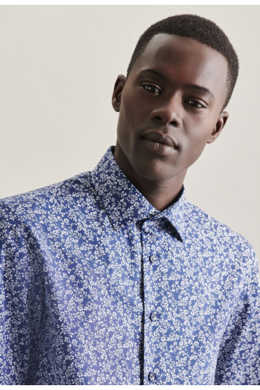 Zoom sur les motifs florales de la chemise slim liberty bleu.