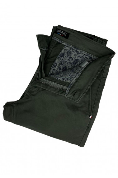 Zoom sur les détails du chino slim LYON kaki.