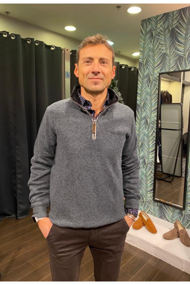 Homme portant le Camionneur anthracite. Col a fermeture éclair et coupe classique.