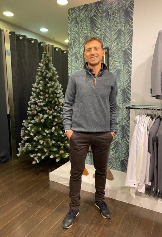 Homme portant le Camionneur anthracite. Col a fermeture éclair et coupe classique.