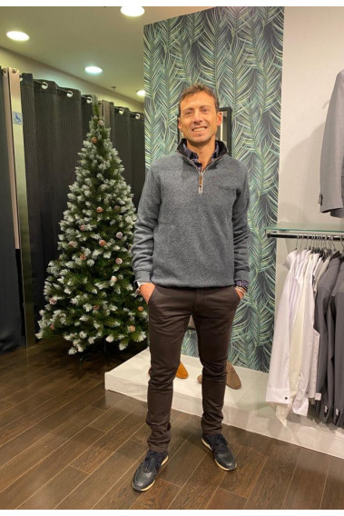 Homme portant le Camionneur anthracite. Col a fermeture éclair et coupe classique.