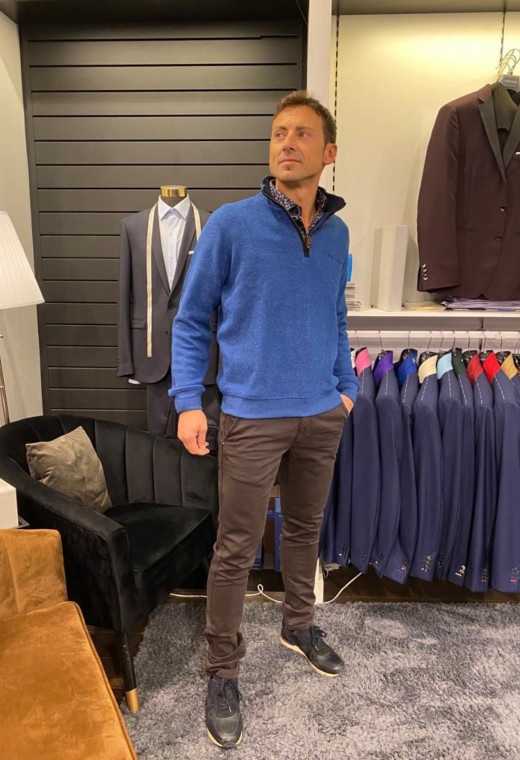 Homme portant le camionneur bleu roi. Col à fermeture éclair.