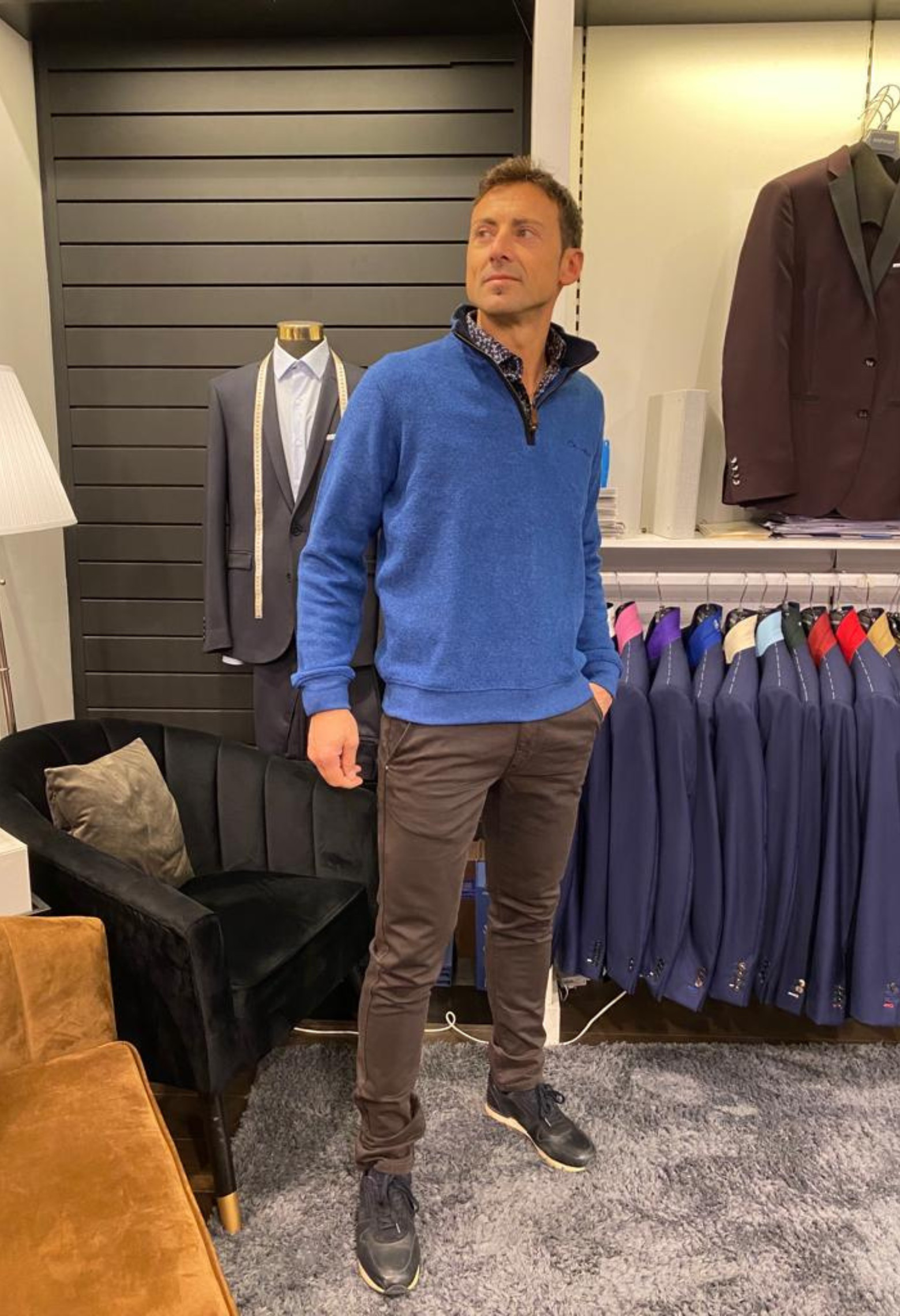 Homme portant le camionneur bleu roi. Col à fermeture éclair.