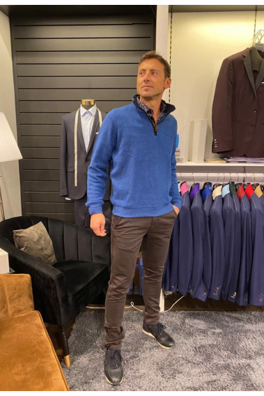 Homme portant le camionneur bleu roi. Col à fermeture éclair.