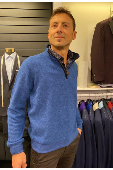 Homme portant le camionneur bleu roi. Col à fermeture éclair.