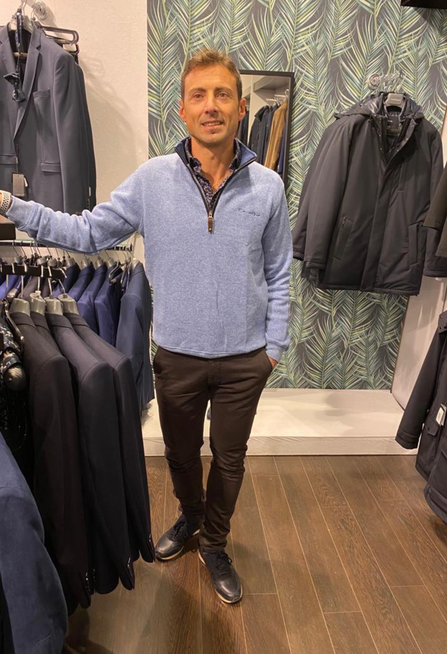 Homme portant le camionneur bleu ciel. Col à fermeture éclair.